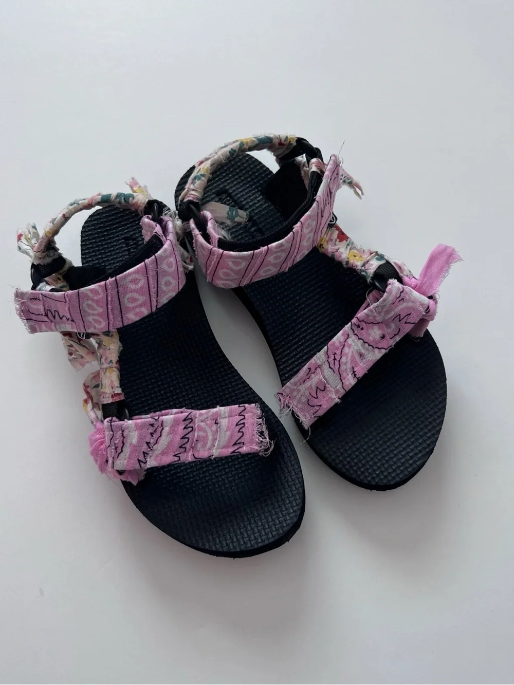 Arizona Love Pink Bandana Patterned Strap Sandals size 32/33
